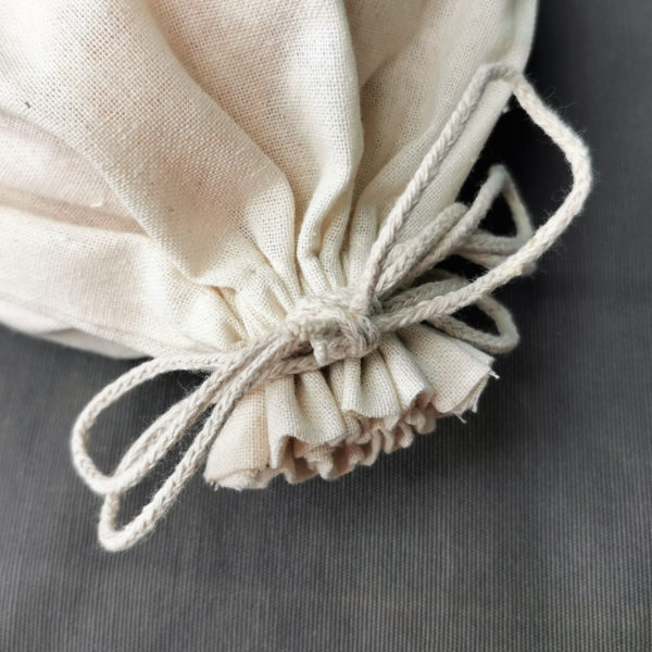 Detailaufnahme Zirbenholz-Hobelspäne-Kissen