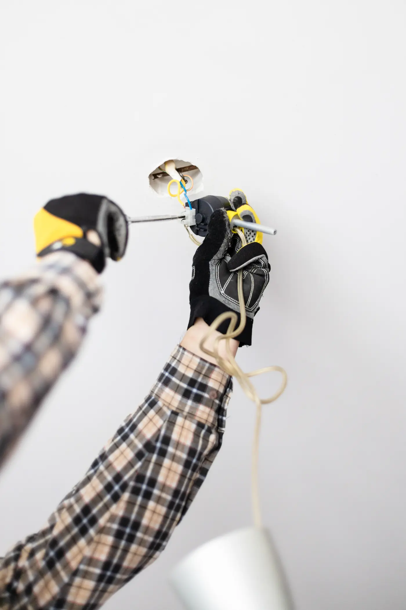 Electrician fixes electrical wiring of lamp – LUMIKAT