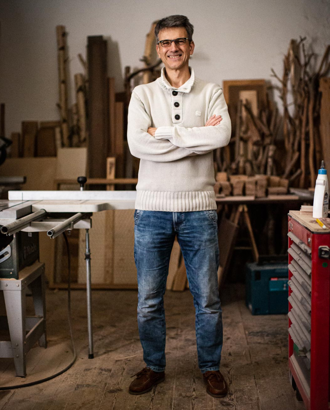 Martin, Gründer der Leuchtenmanufaktur LUMIKAT, in seiner Werkstatt